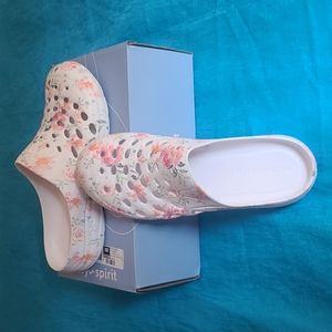 Brand new Women floral clogs by Easy Spirit